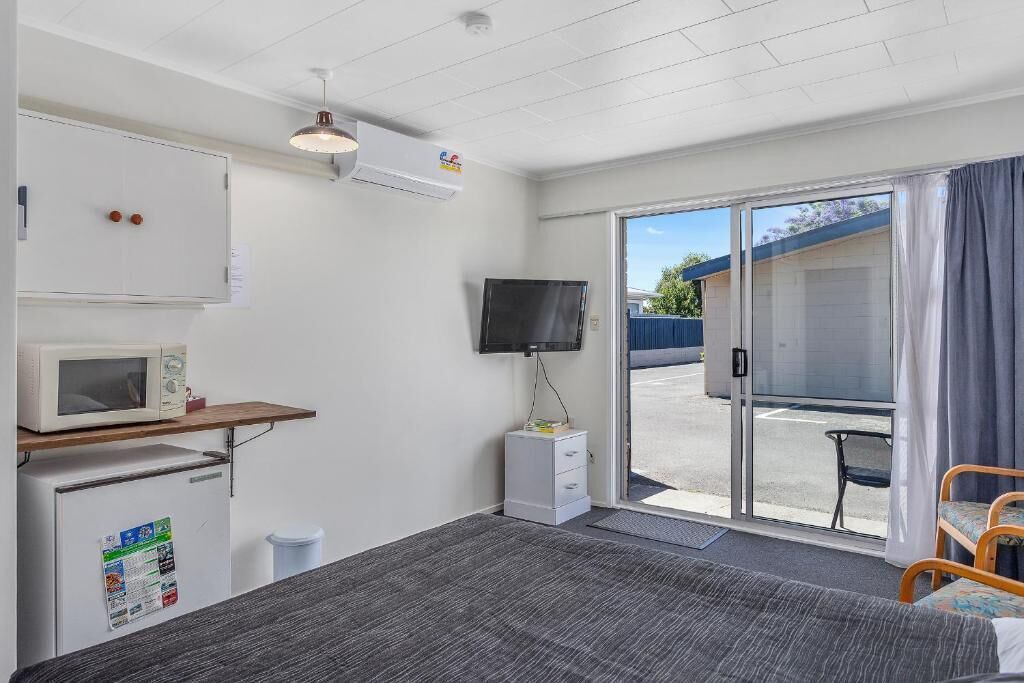 Comfort Studio, 1 Queen Bed, Non Smoking, Private Bathroom | Blackout drapes, iron/ironing board, free WiFi