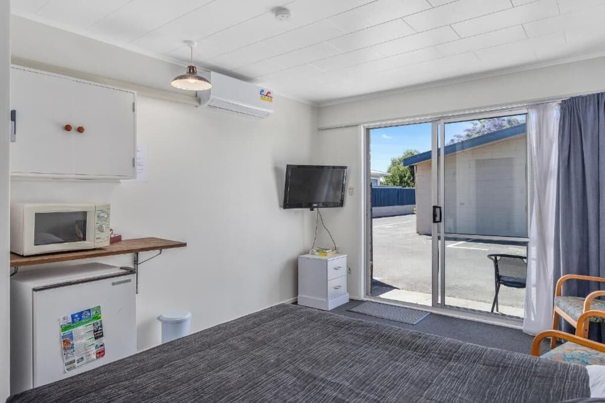 Comfort Studio, 1 Queen Bed, Non Smoking, Private Bathroom | Blackout drapes, iron/ironing board, free WiFi