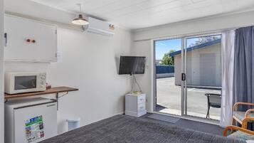 Comfort Studio, 1 Queen Bed, Non Smoking, Private Bathroom | Blackout drapes, iron/ironing board, free WiFi