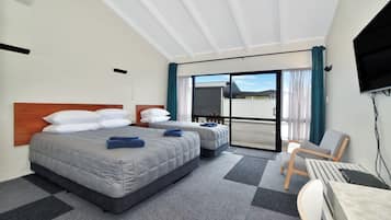 Comfort driepersoonskamer, meerdere bedden, niet-roken, privébadkamer | Verduisterende gordijnen, een strijkplank/strijkijzer, gratis wifi