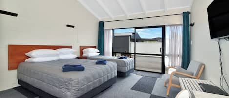 Habitación triple Confort, varias camas, para no fumadores, baño privado | Cortinas blackout, tabla de planchar con plancha y wifi gratis