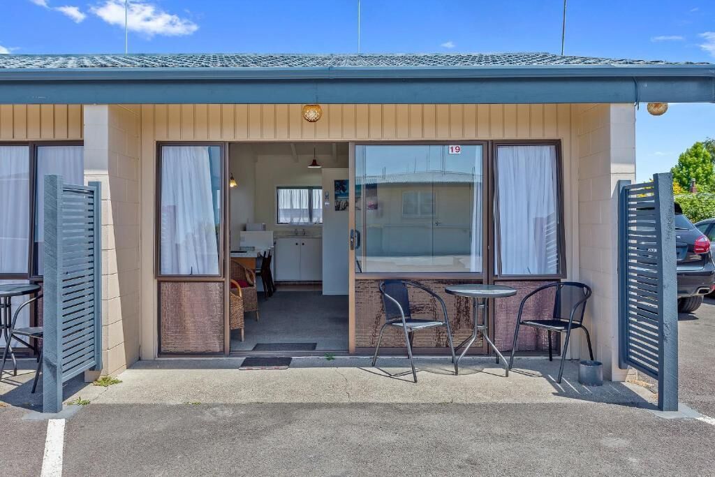 コンフォート ダブルまたはツインルーム キングベッド 1 台ソファーベッド付き 禁煙 専用バスルーム | 外観