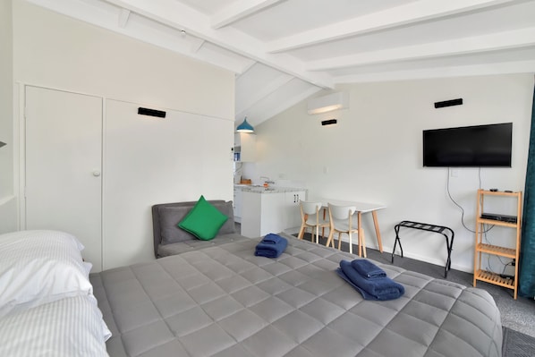 Habitación Confort con 1 cama matrimonial o 2 individuales, 1 cama King size y sofá cama | Escritorio, cortinas blackout y tabla de planchar con plancha 