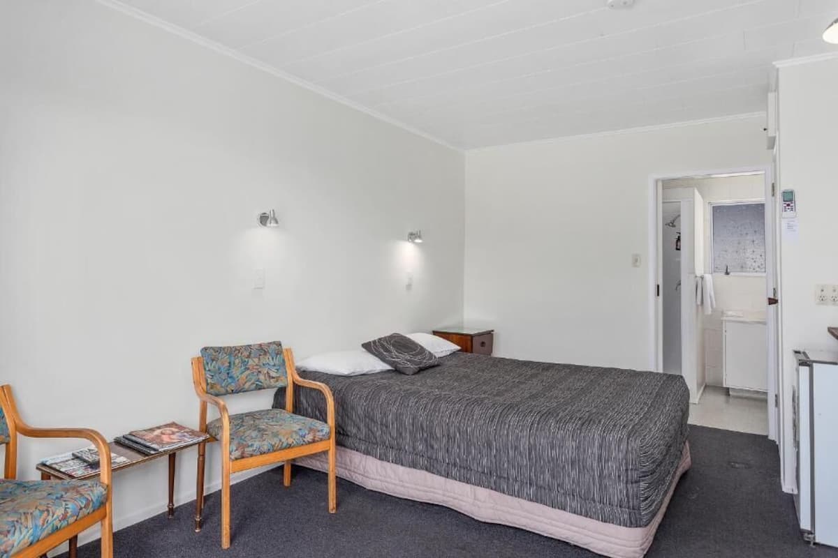 Comfort Double or Twin Room, 1 King Bed with Sofa bed, Non Smoking, Private Bathroom | Blackout drapes, iron/ironing board, free WiFi