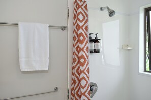 Comfort Triple Room, Multiple Beds, Non Smoking, Private Bathroom | Bathroom | Shower, free toiletries, hair dryer, towels - NauMai Motel (Whakatane)