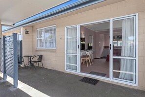 Family Room, Multiple Beds, Non Smoking, Private Bathroom | Outdoor dining - NauMai Motel (Whakatane)