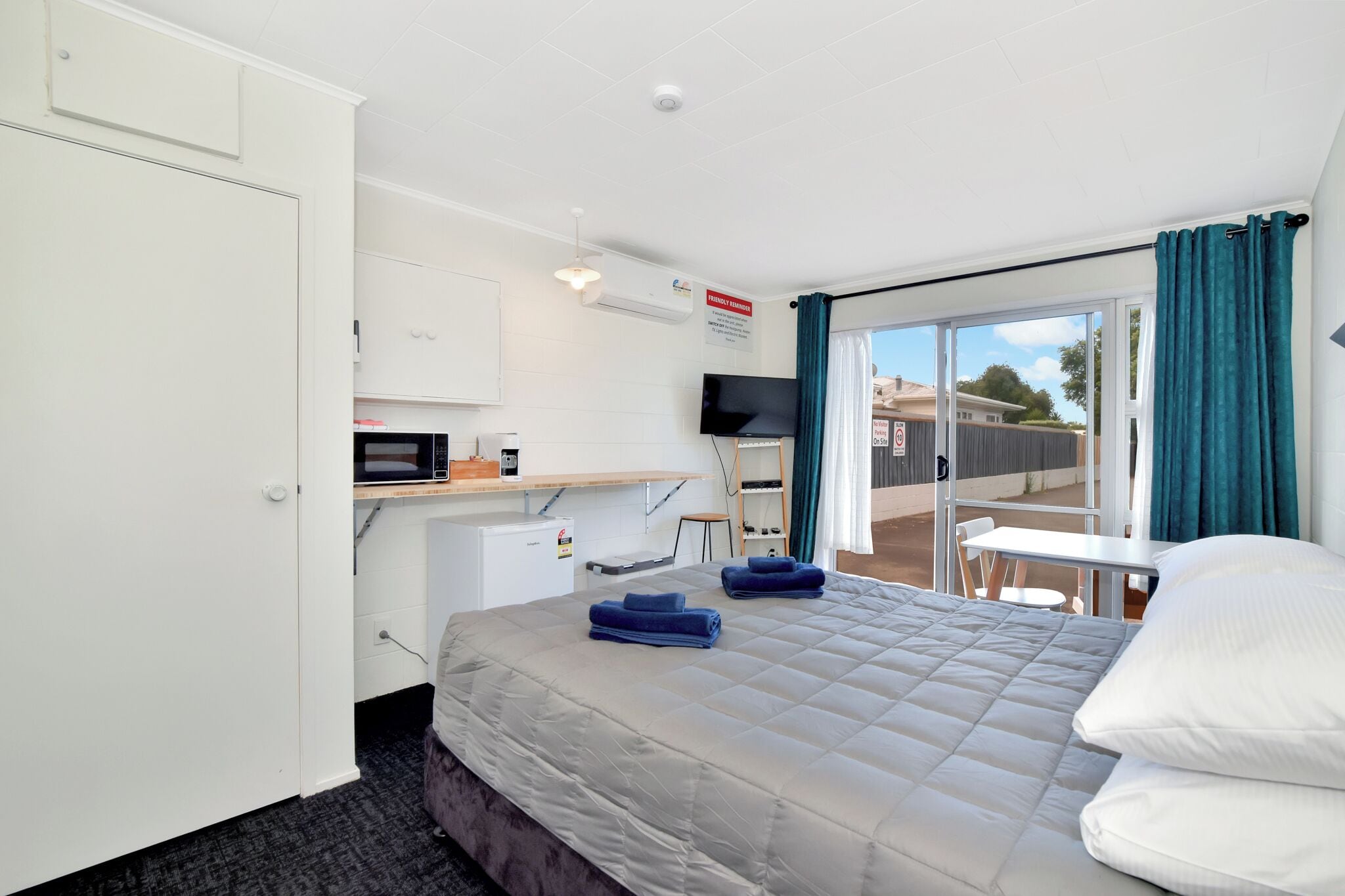 Comfort Studio, 1 Queen Bed, Non Smoking, Private Bathroom | Blackout drapes, iron/ironing board, free WiFi