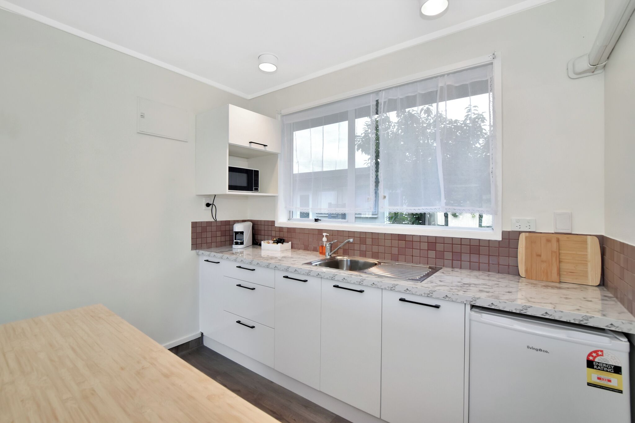 Chambre Familiale, plusieurs lits, non-fumeurs, salle de bains privée | Cuisine privée | Réfrigérateur, micro-ondes, cafetière/bouilloire, bouilloire électrique