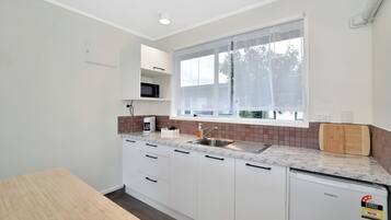 Chambre Familiale, plusieurs lits, non-fumeurs, salle de bains privée | Cuisine privée | Réfrigérateur, micro-ondes, cafetiÚre/bouilloire, bouilloire électrique