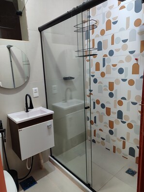 Shower, towels, soap, toilet paper - Little Africa Loft (Rio de Janeiro)
