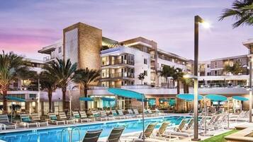 Alberca al aire libre y alberca climatizada