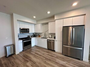 Kühlschrank, Mikrowelle, Ofen, Herdplatte