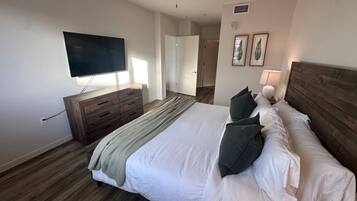 Escritorio, tabla de planchar con plancha, cuna de viaje y wifi gratis