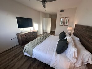 Escritorio, tabla de planchar con plancha, cuna de viaje y wifi gratis 