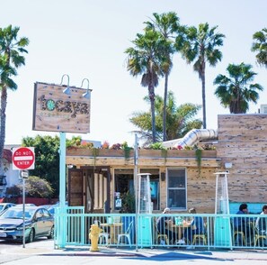 Outdoor dining - Sun-Drenched 2BR Serenity by the Water’s Edge (Marina del Rey)