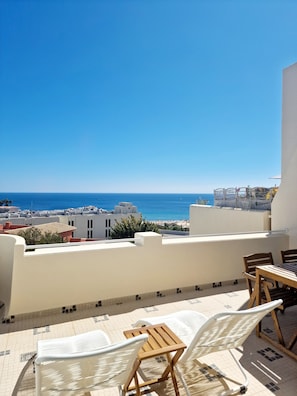 Outdoor dining - Romantic Escape - Private Jacuzzi and WOW Seaview (Lagos)