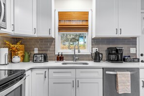 Fridge, microwave, oven, stovetop - Spring Pocono Retreat! Sleeps 8! Near Lakes (Long Pond)