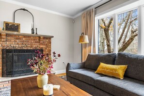 Smart TV, fireplace, books - Spring Pocono Retreat! Sleeps 8! Near Lakes (Long Pond)