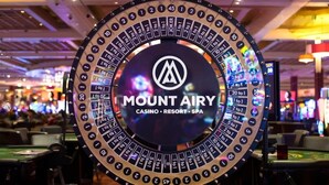 Ein Roulette-Rad in einem Casino mit dem Schriftzug "MOUNT AIRY CASINO - RESORT - SPA".