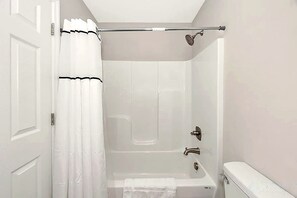 Bathroom - Modern 2BR/2BA Home. Backyard, Patio, 500 Mbps. Near VBC, Arsenal & Space Center (Huntsville)