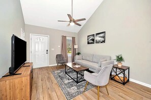 Smart TV - Modern 2BR/2BA Home. Backyard, Patio, 500 Mbps. Near VBC, Arsenal & Space Center (Huntsville)