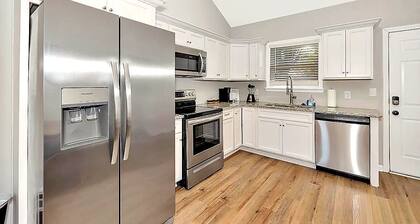 Modern 2BR/2BA Home. Backyard, Patio, 500 Mbps. Near VBC, Arsenal & Space Center