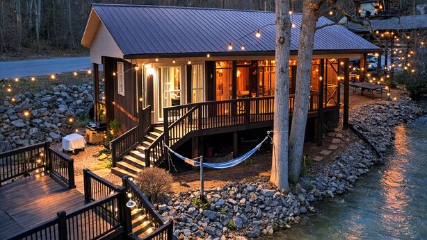 A cabin with a deck, a hammock, and a river. - Cozy 1-bedroom cabin in serene Ellijay (Ellijay)