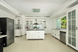 Fridge, microwave, oven, stovetop - Beachfront Luxury Penthouse w/ Ocean Views (Cabarete)