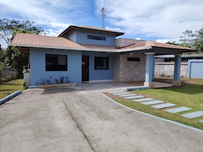 Exterior - King House| Private House, between David and Boquete| Fast WiFi | Pet Friendly (Los Algarrobos)