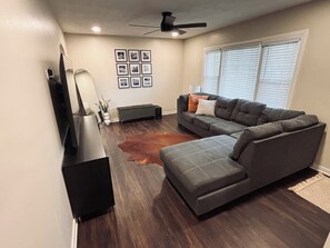 TV - World Cup 2026 - Updated 3BR Home. Great Location! (Overland Park)