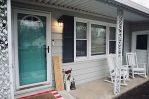 Exterior detail - World Cup 2026 - Updated 3BR Home. Great Location! (Overland Park)