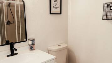 Suihku, pyyhkeet, saippua, sampoo