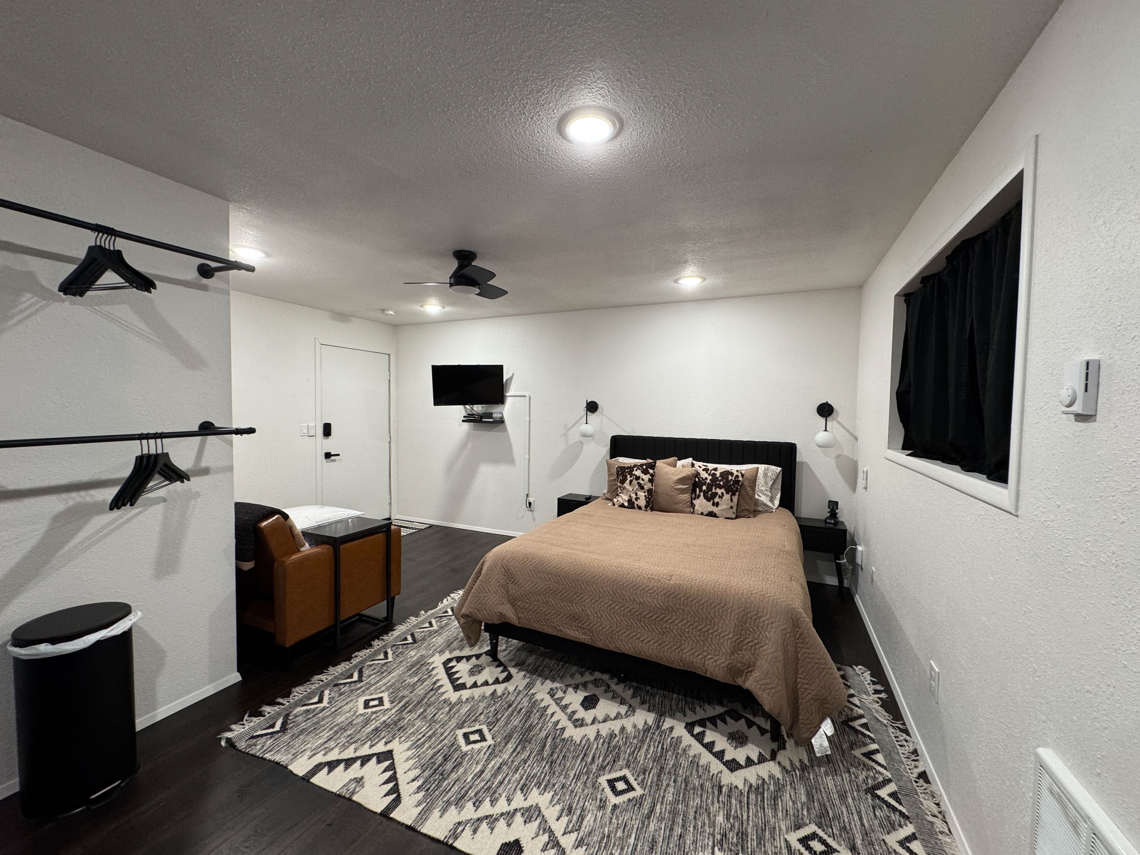 1 bedroom, bed sheets