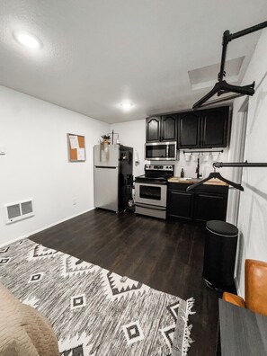 Jääkaappi, mikroaaltouuni, uuni, liesi