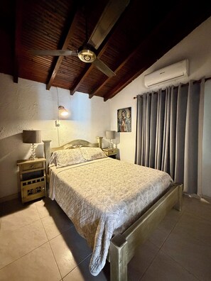 3 bedrooms, iron/ironing board, Internet - Spacious 3-bedroom apartment in Crespo  Cartagena with AC (Cartagena)