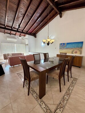 Dining - Spacious 3-bedroom apartment in Crespo  Cartagena with AC (Cartagena)