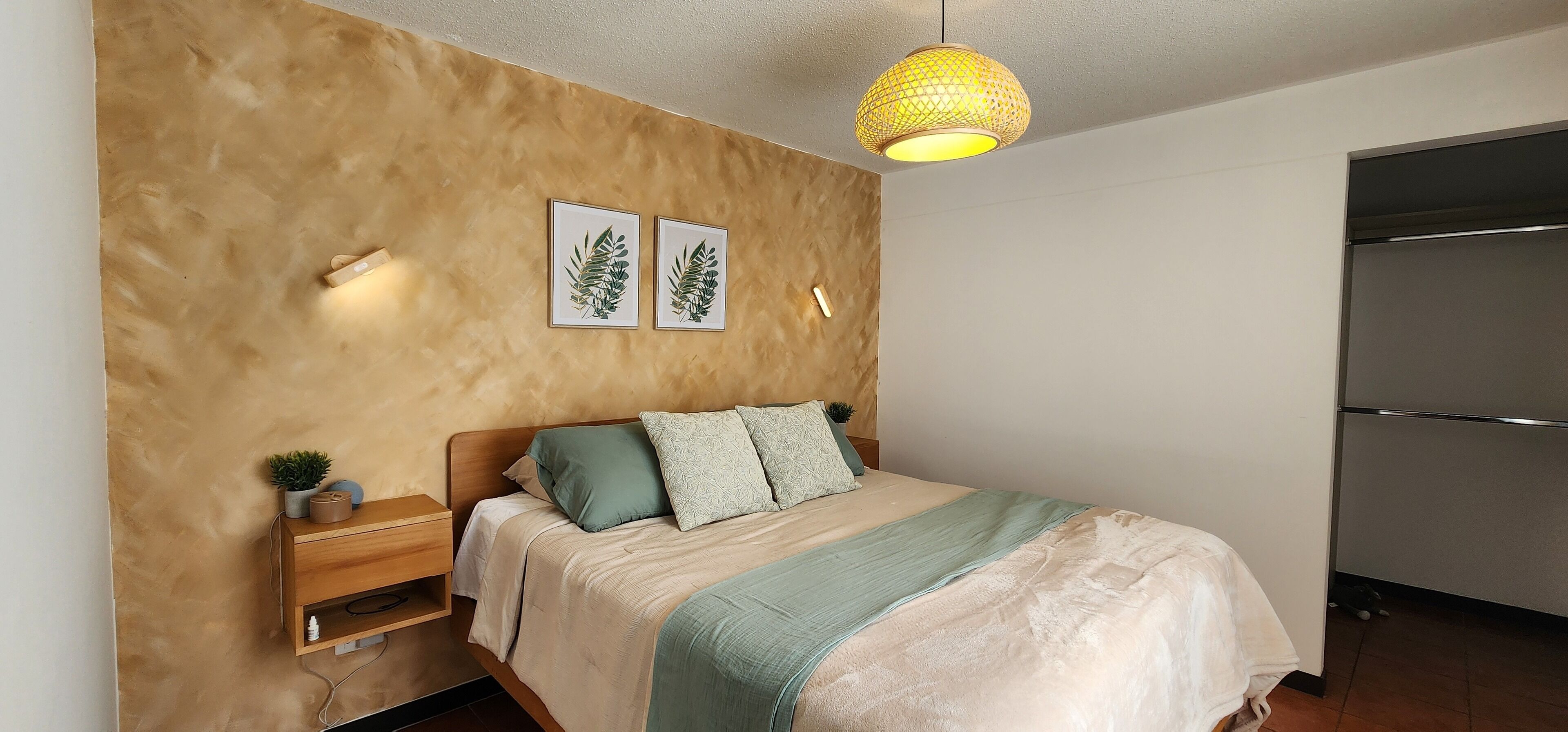 Escritorio, tabla de planchar con plancha, wifi gratis y ropa de cama 