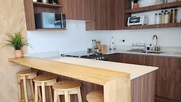 Refrigerador, microondas, horno y lavavajillas