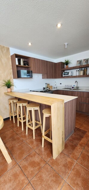 Refrigerador, microondas, horno y lavavajillas 