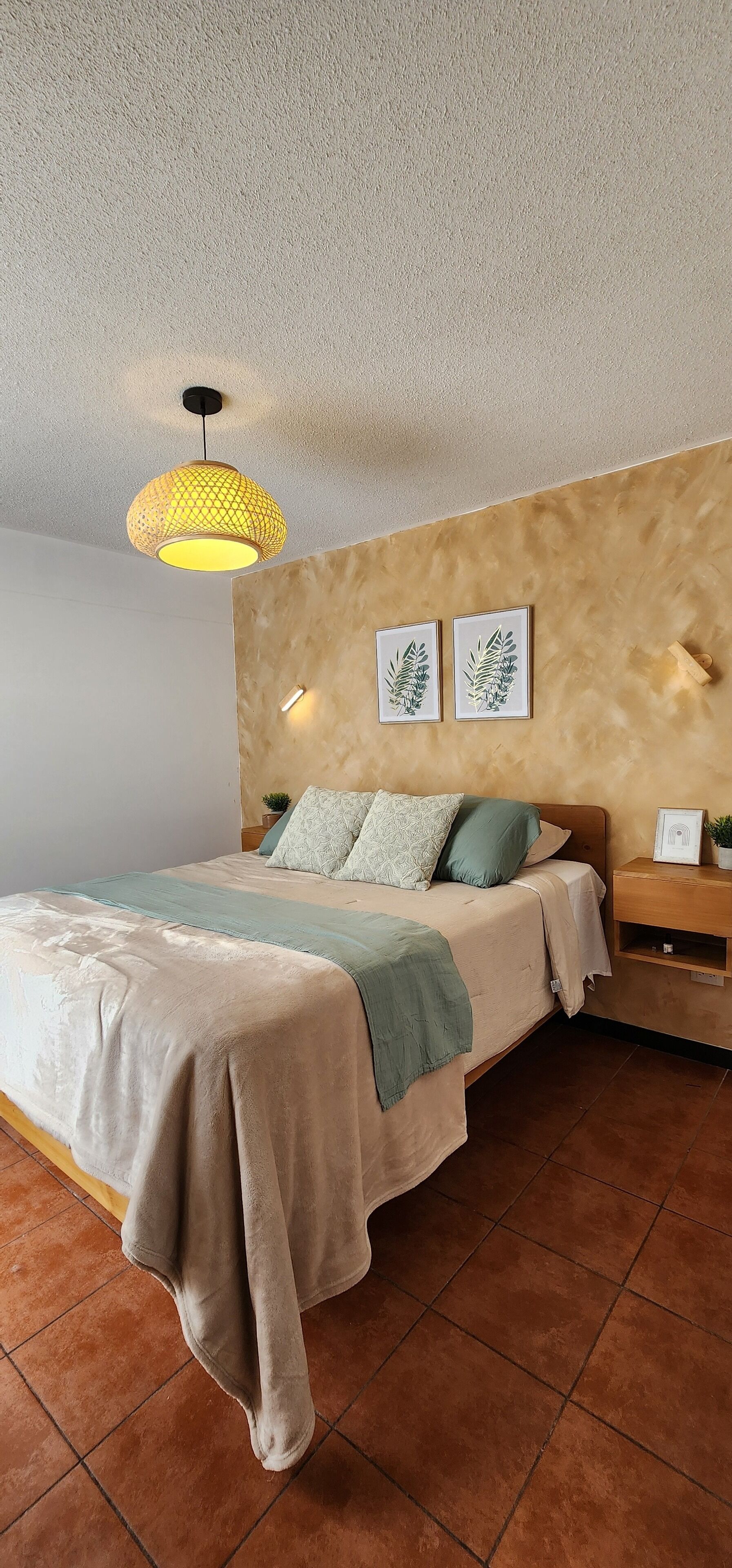 Escritorio, tabla de planchar con plancha, wifi gratis y ropa de cama 