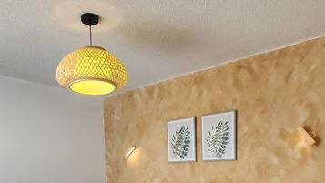 Escritorio, tabla de planchar con plancha, wifi gratis y ropa de cama