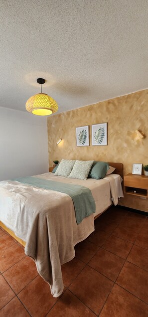 Escritorio, tabla de planchar con plancha, wifi gratis y ropa de cama 