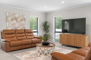 Una televisión, una oficina