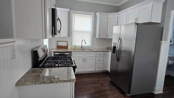 Geladeira, micro-ondas, fogão, cooktop