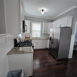 ثلاجة، ميكروويف، فرن، موقد طهي مسطح