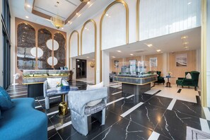 Eine moderne Lobby mit Empfangstresen, Sitzgelegenheiten und einer Bar.