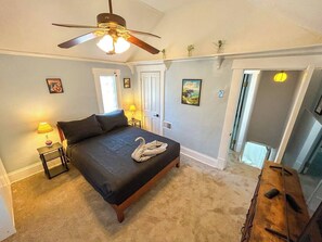 2 bedrooms, WiFi, bed sheets - Downtown Hideaway in Cute Village Home. Off Street Parking + Washer & Dryer. (Columbus)