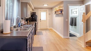 Una cocina moderna con una isla central, electrodomésticos integrados y vistas al área de estar.