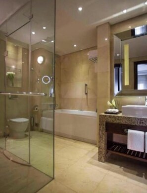 Handdukar, tvål och toalettpapper