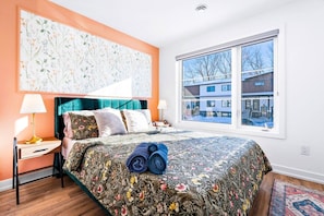 Iron/ironing board, WiFi, bed sheets - Patio Suite Near Falls | BBQ & Outdoor Relaxation (Niagara Falls)